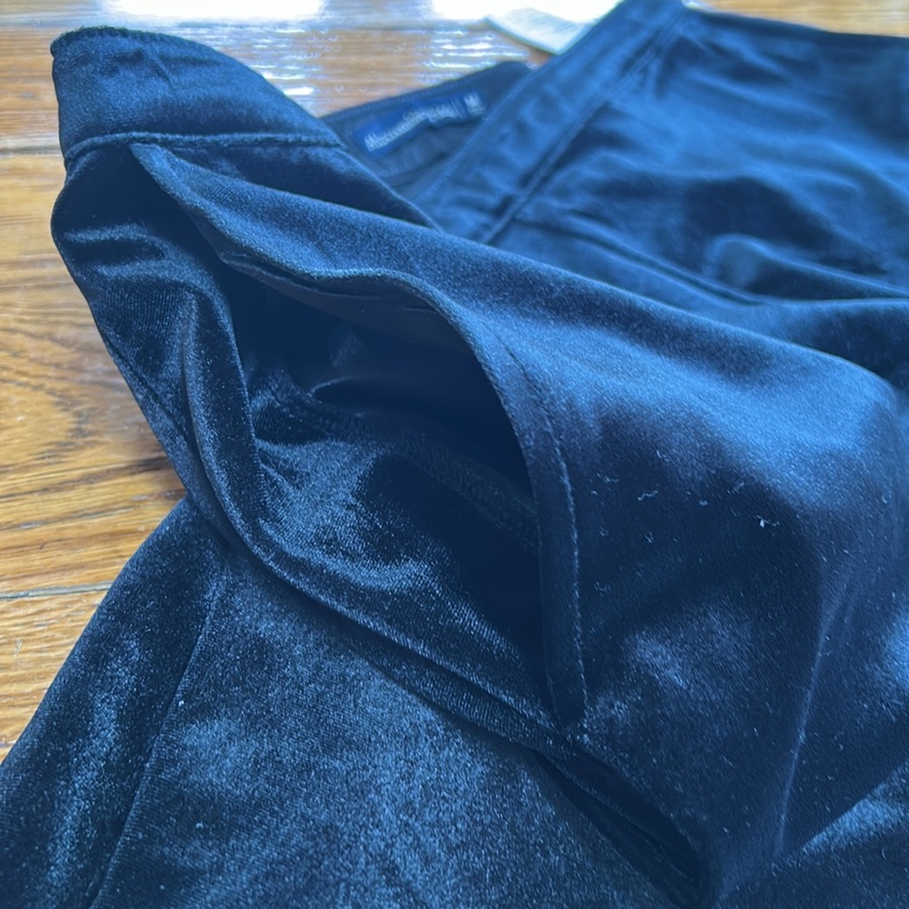 Abercrombie & Fitch velvet crop pants.  Side zip, pockets. Black. Medium. - Picture 6 of 10
